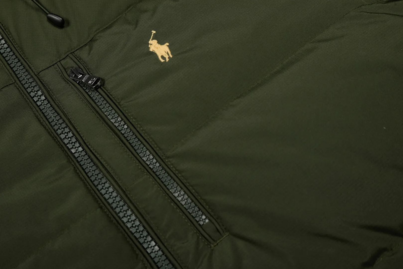 P720 Top quality" Style number: 9003# [Ralph Lauren winter basic classic embroidered men's and women's couple's same style hooded down jacket] ✅Ralph Lauren American retro chest zipper high version top-fill winter down jacket ✅100% high-quality white duck down, high version top-fill capacity ✅Double-layer inner velvet to strictly prevent velvet running ✅Built-in adjustable drawstring, windproof and coldproof, considerate and in place ✅Original version The maximum size can be worn up to 200 pounds. Loose and comfortable, no pressure. ✅Same style for male and female couples. Recommended OOTD outfits in winter~ Size: S-XL Color: Black, milky white, khaki, navy blue, military green